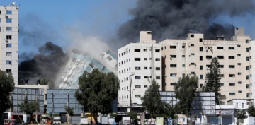 İsrail'in saldırısı sonucu Gazze'de basın kuruluşlarının ofisleri olan bir bina yıkıldı