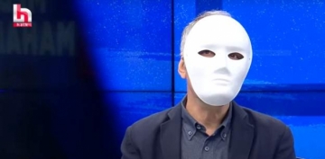 Gazeteci Emin Çapa Halk TV'de 'mimik cezasını' maskeyle protesto etti