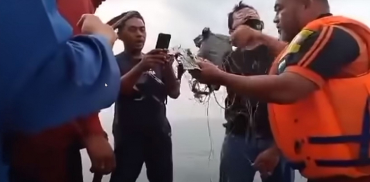 Endonezya'da Uçak denize düştü