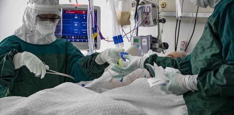 Türkiye'de son 24 saatte koronavirüsten 304 kişi hayatını kaybetti