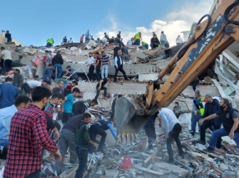 İzmir'de yıkılan binalardan fotoğraflar