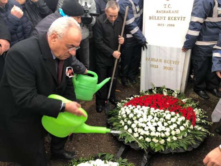 Eski Başbakan Bülent Ecevit'in eşi Rahşan Ecevit, böbrek ve akciğer yetmezliğinden 97 yaşında tedavi gördüğü GATA'da hayatını kaybetti