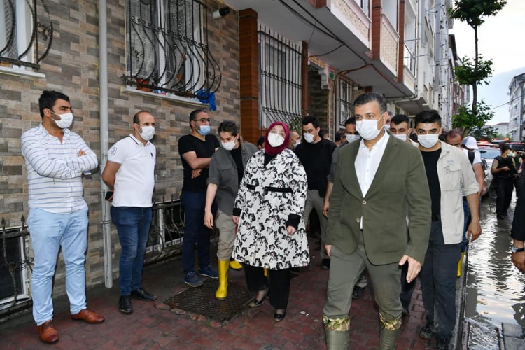 İstanbul'u etkisi altına alan şiddetli yağış, Esenyurt'ta korkutan bir olaya neden oldu. İlçede bir binanın bodrum katında mahsur kalanlar olduğunun bildirilmesi üzerine itfaiye ekipleri harekete geçti. İstanbul Valiliği, Esenyurt'ta zemin katta mahsur kalan 3 çocuğun kurtarıldığını açıklarken İstanbul Valisi Ali Yerlikaya ise faciada 30 yaşında bir Suriye uyruklu erkeğin hayatını kaybettiğini duyurdu.