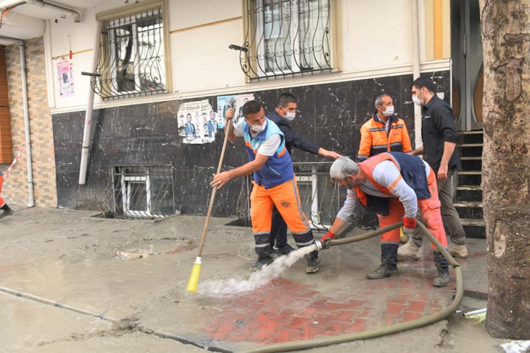 İstanbul'u etkisi altına alan şiddetli yağış, Esenyurt'ta korkutan bir olaya neden oldu. İlçede bir binanın bodrum katında mahsur kalanlar olduğunun bildirilmesi üzerine itfaiye ekipleri harekete geçti. İstanbul Valiliği, Esenyurt'ta zemin katta mahsur kalan 3 çocuğun kurtarıldığını açıklarken İstanbul Valisi Ali Yerlikaya ise faciada 30 yaşında bir Suriye uyruklu erkeğin hayatını kaybettiğini duyurdu.