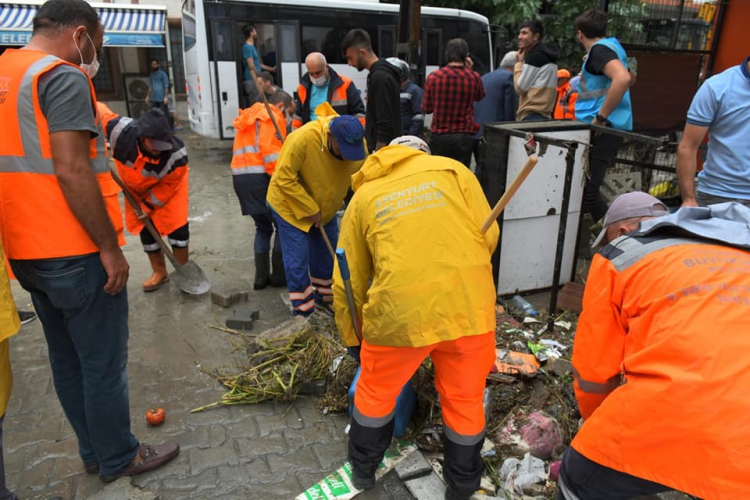 İstanbul'u etkisi altına alan şiddetli yağış, Esenyurt'ta korkutan bir olaya neden oldu. İlçede bir binanın bodrum katında mahsur kalanlar olduğunun bildirilmesi üzerine itfaiye ekipleri harekete geçti. İstanbul Valiliği, Esenyurt'ta zemin katta mahsur kalan 3 çocuğun kurtarıldığını açıklarken İstanbul Valisi Ali Yerlikaya ise faciada 30 yaşında bir Suriye uyruklu erkeğin hayatını kaybettiğini duyurdu.