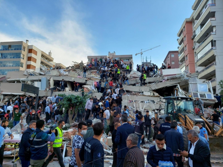 İzmir'de yaşanan 6.6 büyüklüğündeki deprem sonrası bazı ilçelerde yıkılan binalar olduğuna dair görüntüler paylaşıldı: