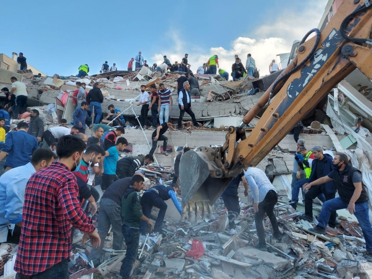 İzmir'de yaşanan 6.6 büyüklüğündeki deprem sonrası bazı ilçelerde yıkılan binalar olduğuna dair görüntüler paylaşıldı: