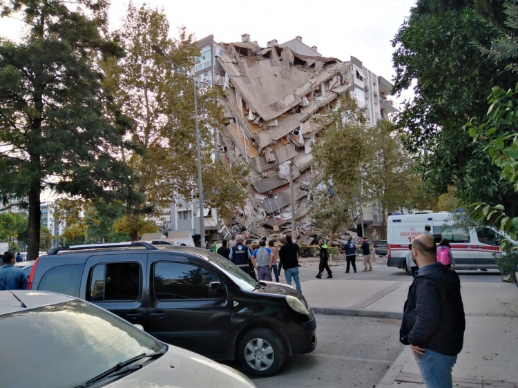 İzmir'de yaşanan 6.6 büyüklüğündeki deprem sonrası bazı ilçelerde yıkılan binalar olduğuna dair görüntüler paylaşıldı: