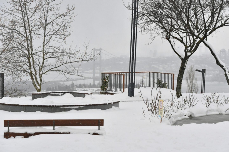 İstanbul'da etkili olan kar yağışı fotoğraflara yansıdı.
