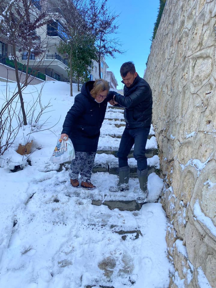 İstanbul'da etkili olan kar yağışı fotoğraflara yansıdı.
