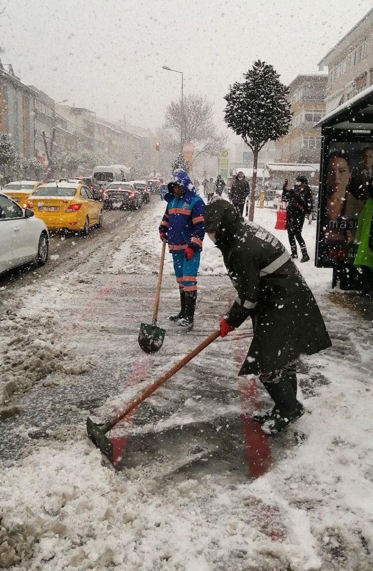 İstanbul'da etkili olan kar yağışı fotoğraflara yansıdı.
