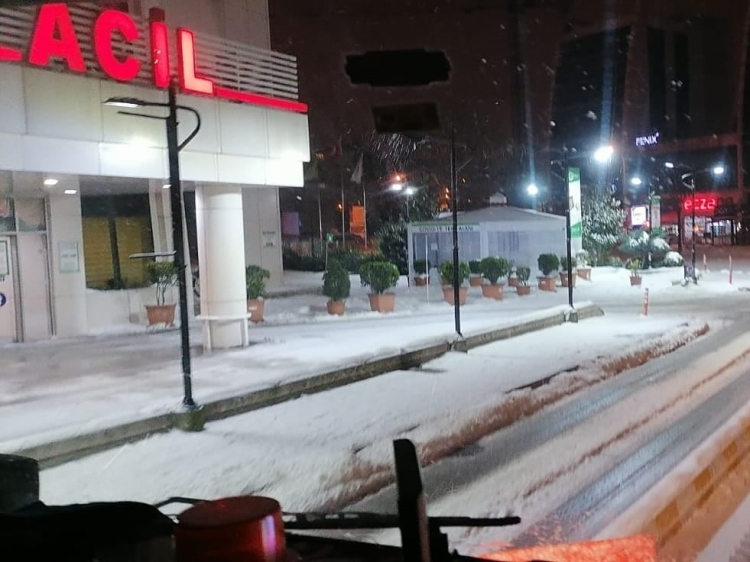 İstanbul'da etkili olan kar yağışı fotoğraflara yansıdı.
