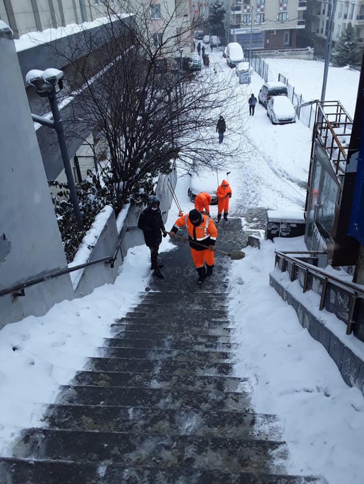 İstanbul'da etkili olan kar yağışı fotoğraflara yansıdı.
