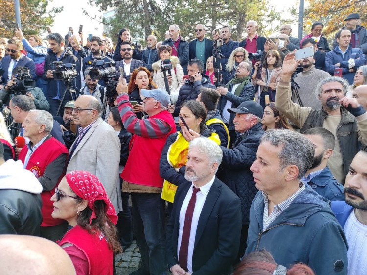 İktidarın Aleviliği inanç değil ‘kültür’ ifadesiyle tanımlayan kanun teklifine karşı Alevi örgütlerinin TBMM önünde yapmak istedikleri basın açıklamasına polis müdahale etti. 