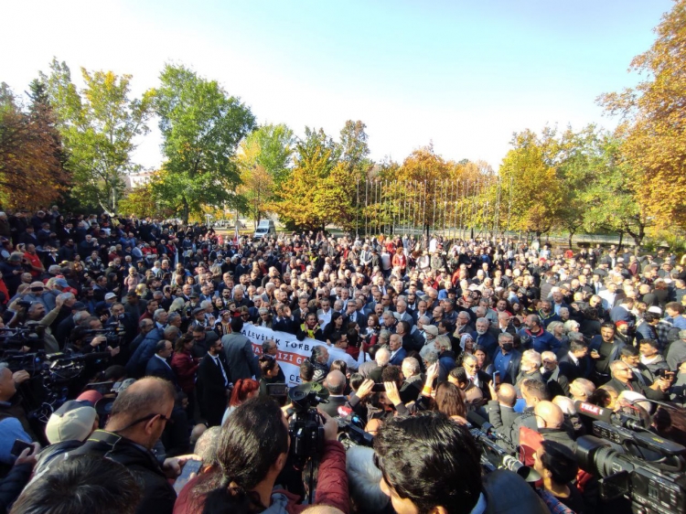 İktidarın Aleviliği inanç değil ‘kültür’ ifadesiyle tanımlayan kanun teklifine karşı Alevi örgütlerinin TBMM önünde yapmak istedikleri basın açıklamasına polis müdahale etti. 