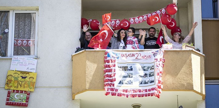 İstiklal Marşı bu kez balkon ve camlardan okundu