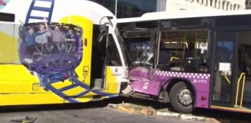 İstanbul'da tramvay, halk otobüsüne çarptı