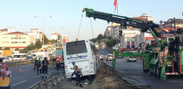 İstanbul’da yolcu otobüsü devrildi