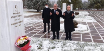 DSP Genel Başkanı Önder Aksakal, Rahşan Ecevit’i Mezarı Başında Andı