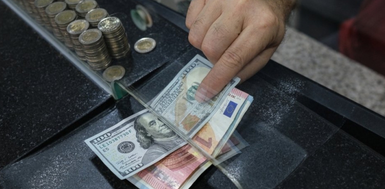 Dolar 7,96 lirayla yeni zirveyi gördü