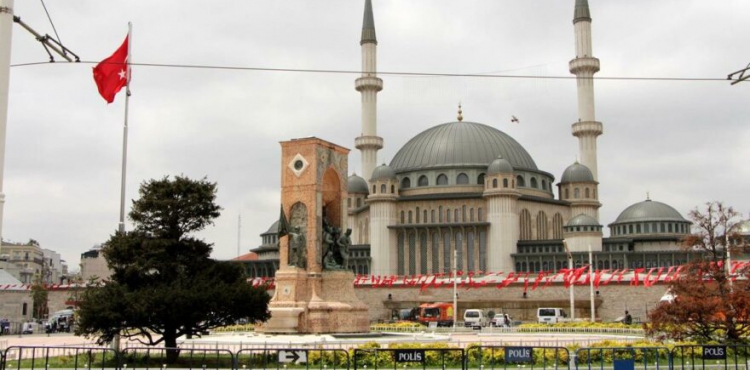 Taksim Camii’nde ilk namaz kılındı